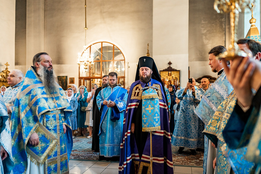 Божественная литургия в Троицком храме села Ваулово м.о. Чехов в день празднования Боголюбской иконы Божией Матери